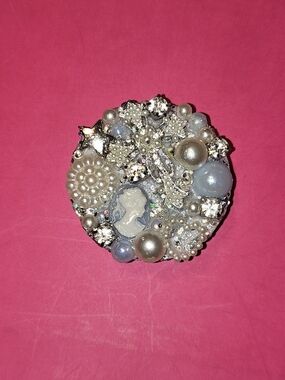Vintage-Inspired Pearl Phone Grip